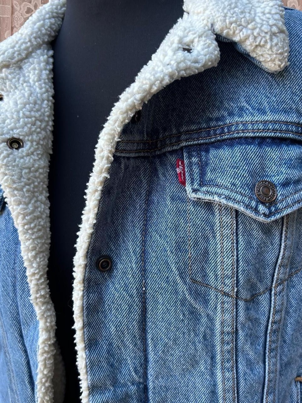 Levi's Light Blue Denim Jacket with White Sherpa Lining - Picture 2 of 8